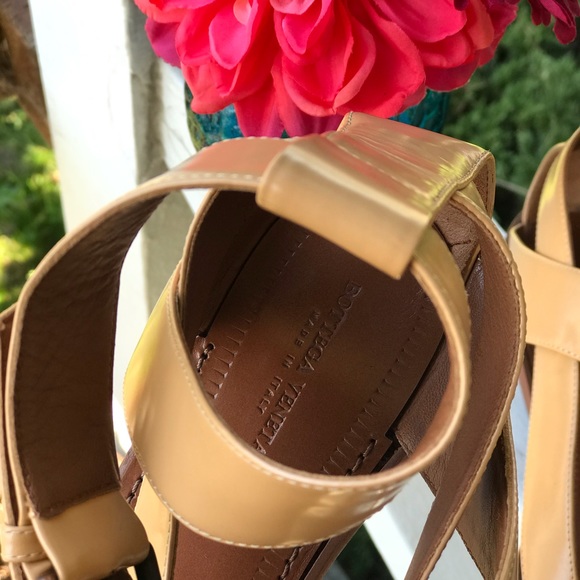 SOLD BOTTEGA VENETA Tan cross-over strap sandals - Picture 4 of 8